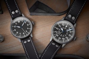 Zwei Fliegeruhren auf Holz und Metall