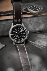 Fliegeruhr von der Marke Lacoan Metall angelehnt