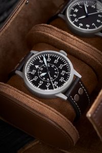 Fliegeruhr der Marke Laco in einer Ledererolle