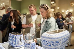 Paar schaut sich SMEG Produkte im Westwing Store Hamburg an