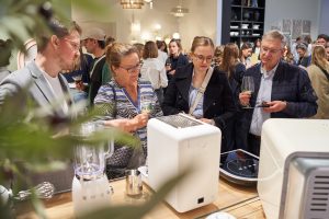 Menschen schauen sich SMEG Produkte im Westwing Store Hamburg an