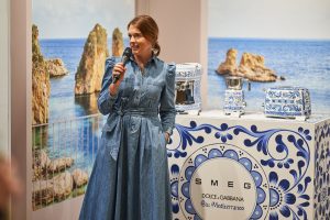 Geschaeftsfuehrerin von SMEG Germany haelt eine Rede